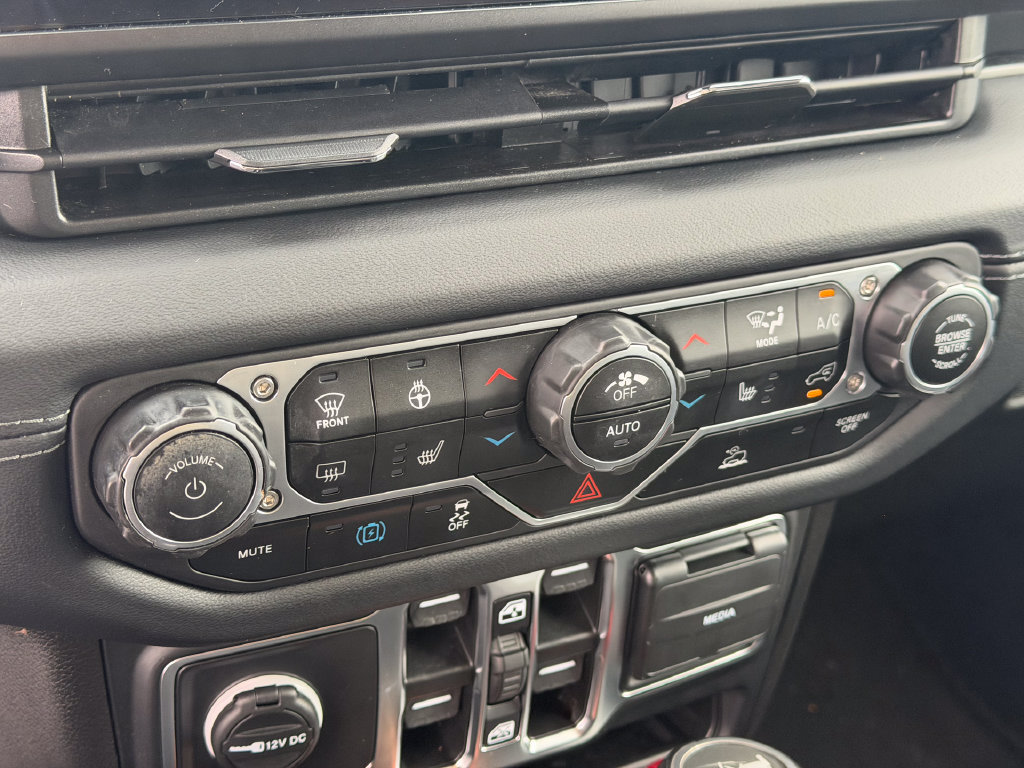 Used 2024 Jeep Wrangler Unlimited Sahara w/ Technology Group AWD/4WD image 30