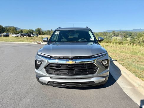 Used 2026 Chevrolet TrailBlazer LT FWD image 2