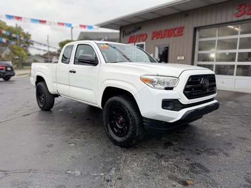 Used 2018 Toyota Tacoma SR image 2