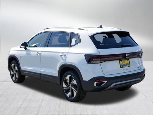 Certified 2025 Volkswagen Taos SE w/ Panoramic Sunroof Package AWD/4WD image 5