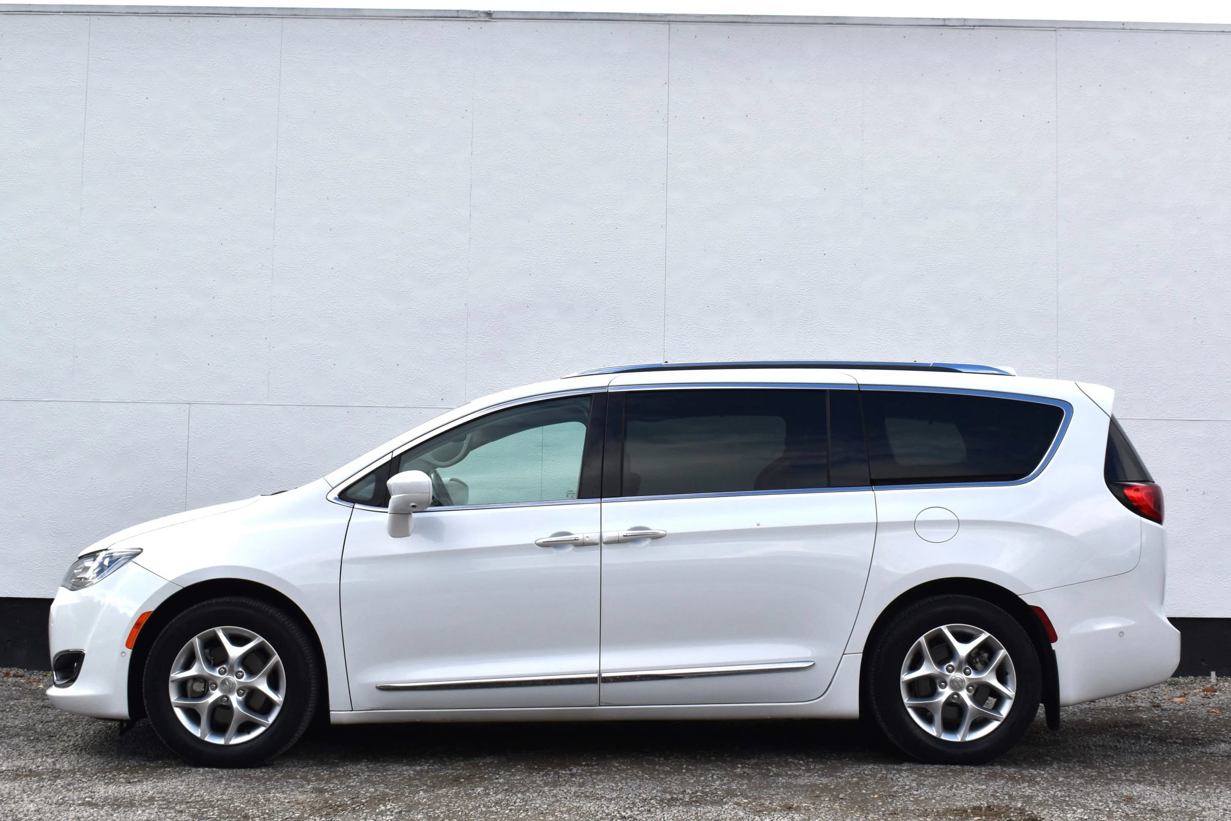 Used 2020 Chrysler Pacifica Touring-L Plus w/ Tire & Wheel Group FWD image 9