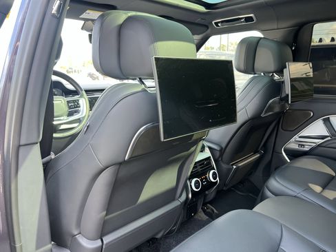 Used 2023 Land Rover Range Rover SV image 32