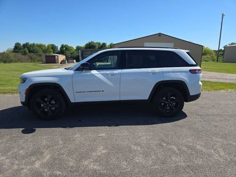 Used 2024 Jeep Grand Cherokee Altitude AWD/4WD image 3