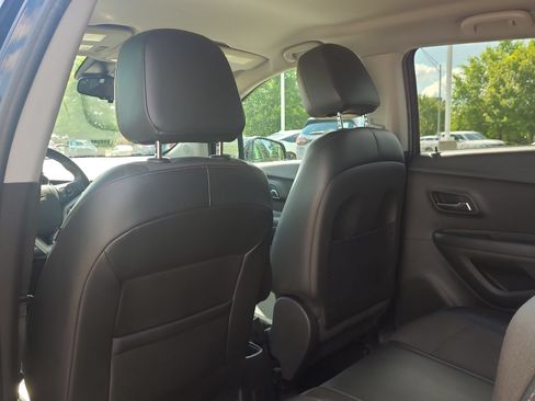 Used 2019 Chevrolet Trax LT w/ LT Convenience Package FWD image 12