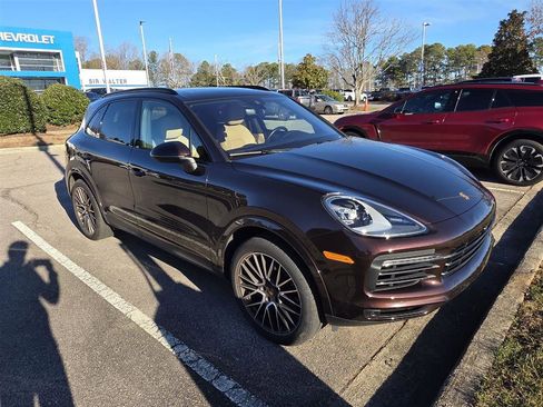 Used 2023 Porsche Cayenne image 2