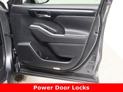 Used 2020 Toyota Highlander XLE image 39