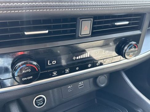 Used 2023 Nissan Rogue SV image 36