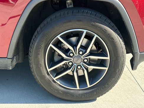 Used 2019 Jeep Grand Cherokee Laredo w/ Laredo X Package RWD image 11