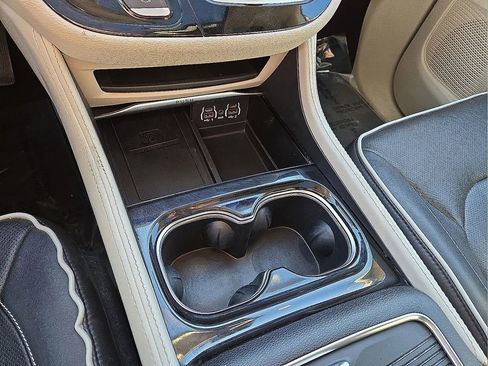 Used 2023 Chrysler Pacifica Limited image 31