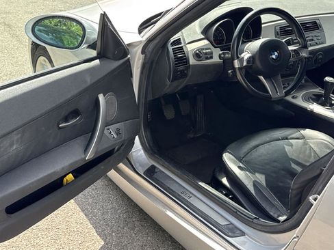 Used 2004 BMW Z4 2.5i image 2