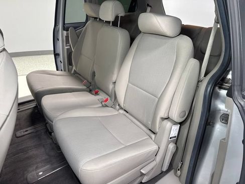 Used 2020 Kia Sedona LX FWD image 2