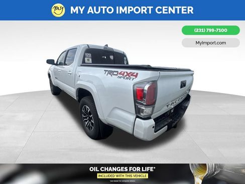 Used 2021 Toyota Tacoma TRD Sport w/ TRD Premium Sport Package AWD/4WD image 4