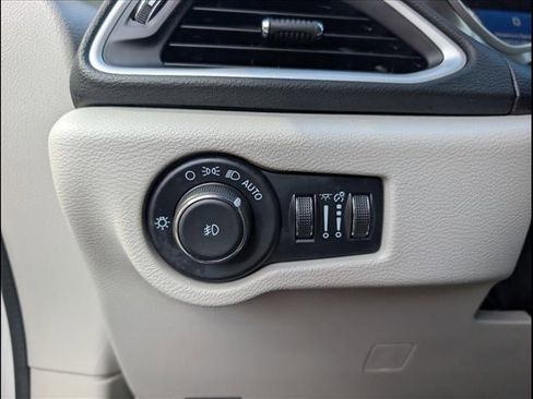 Used 2024 Chrysler Pacifica Touring-L image 14