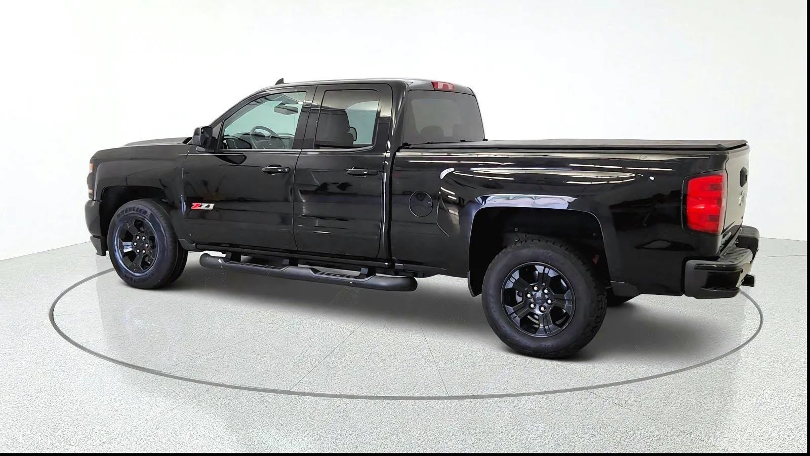 Used 2017 Chevrolet Silverado 1500 LT w/ Midnight Edition AWD/4WD image 6