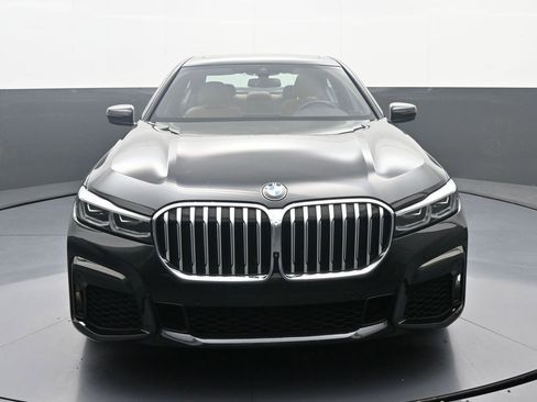Used 2022 BMW 740i xDrive w/ M Sport Package image 2