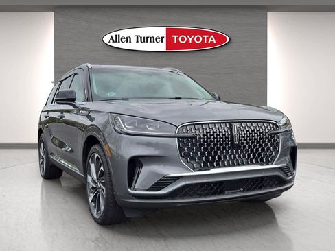 Used 2025 Lincoln Aviator Reserve w/ Illumination Package image 2