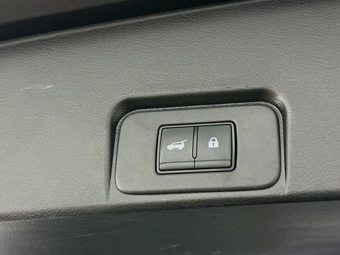 Used 2025 Nissan Rogue SV image 30