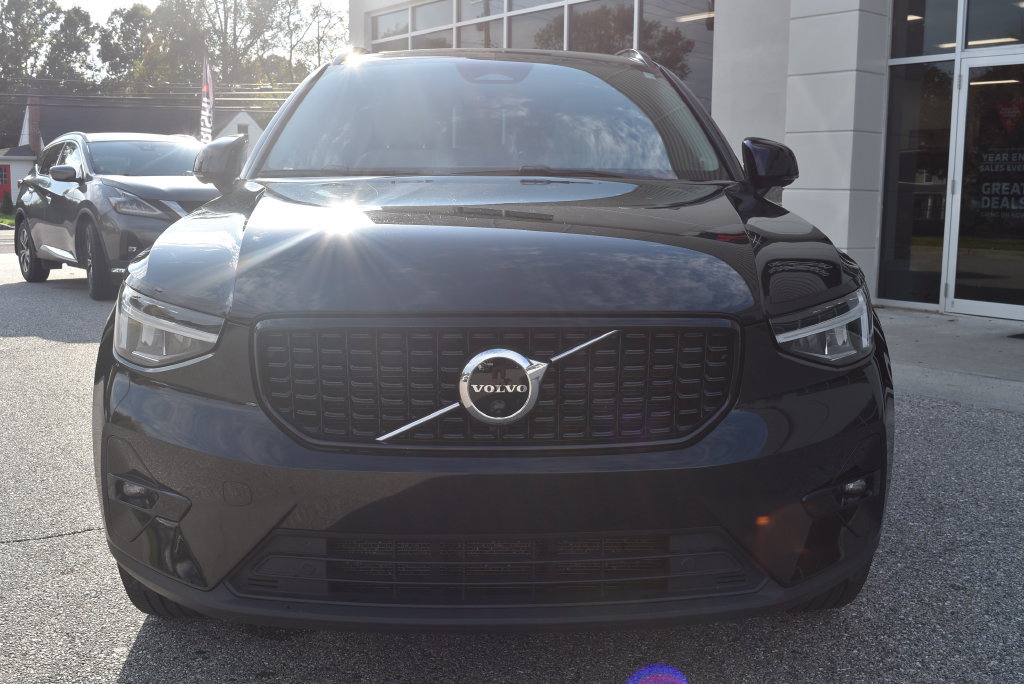 Used 2023 Volvo XC40 B4 Ultimate FWD image 3