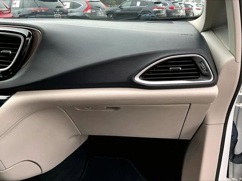 Used 2021 Chrysler Voyager Lxi image 18