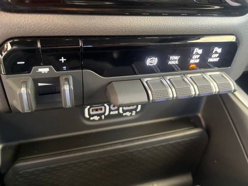 New 2022 RAM 2500 Big Horn w/ Level C Equiment Group image 44