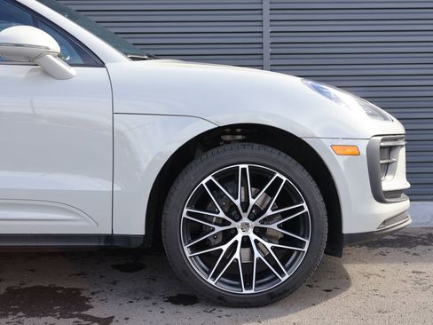 Certified 2022 Porsche Macan image 12