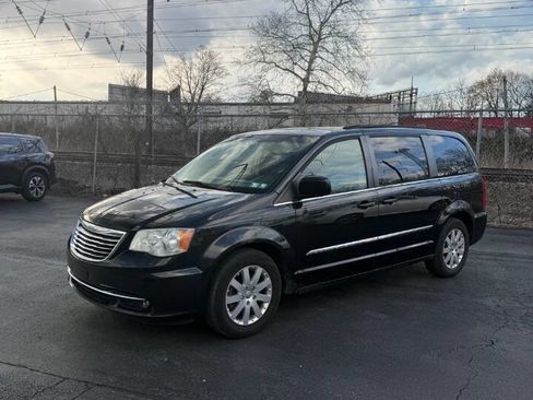 Used 2014 Chrysler Town & Country Touring FWD image 3