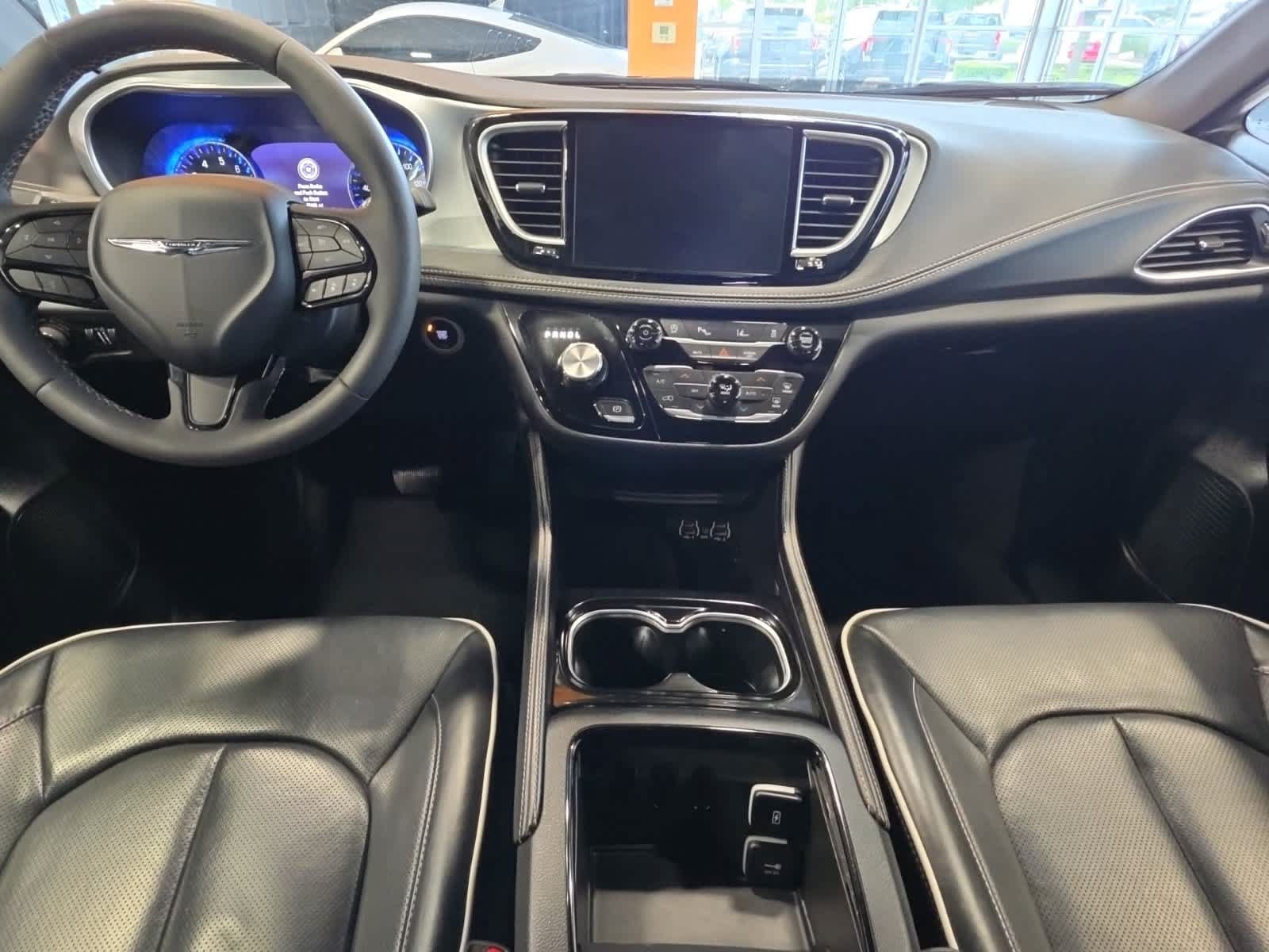 Used 2025 Chrysler Pacifica Limited FWD image 34