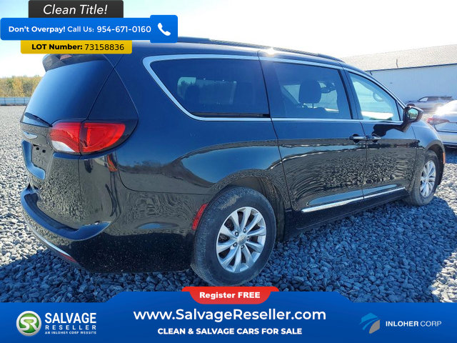 Used 2017 Chrysler Pacifica Touring-L FWD image 4