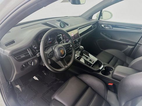 Certified 2025 Porsche Macan AWD/4WD image 4
