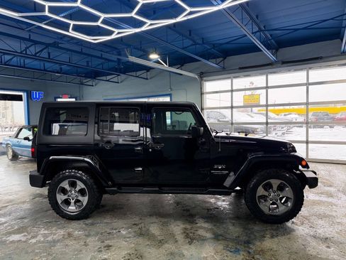 Used 2018 Jeep Wrangler Unlimited Sahara w/ Connectivity Group AWD/4WD image 4