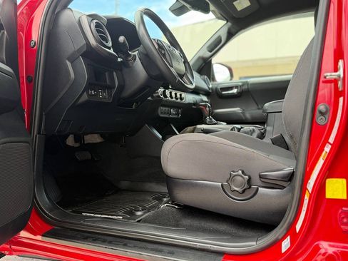 Used 2018 Toyota Tacoma TRD Off-Road w/ Technology Package AWD/4WD image 4