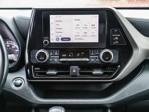 Used 2023 Toyota Highlander LE image 3