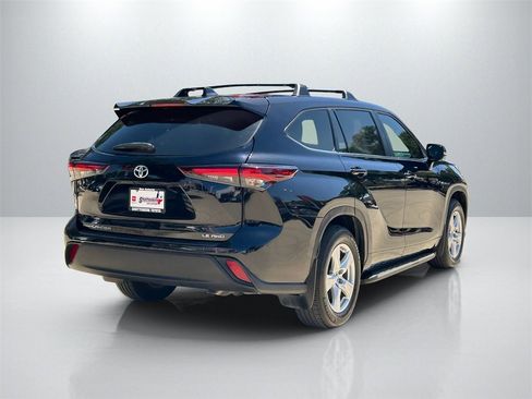 Certified 2024 Toyota Highlander LE image 5