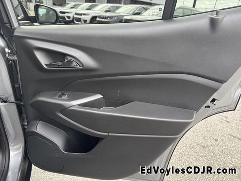 Used 2024 Chevrolet Trax ACTIV w/ Sunroof Package image 21