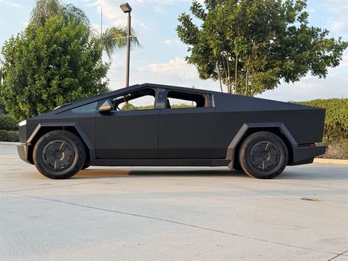Used 2024 Tesla Cybertruck AWD Crew Cab image 2
