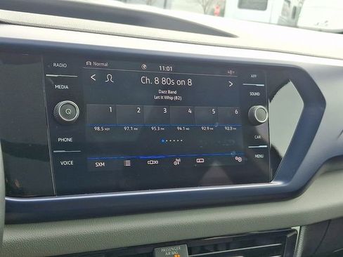 Used 2022 Volkswagen Taos SE image 3