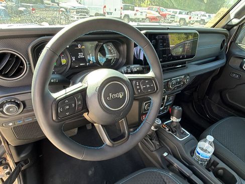 Used 2025 Jeep Wrangler Unlimited Rubicon 4xe w/ Convenience Group AWD/4WD image 24