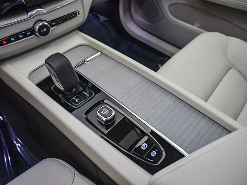 Used 2025 Volvo XC60 T8 Plus w/ Protection Package Premier image 21