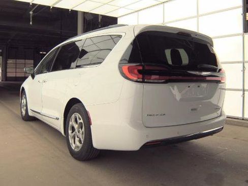 Used 2023 Chrysler Pacifica Limited FWD image 7