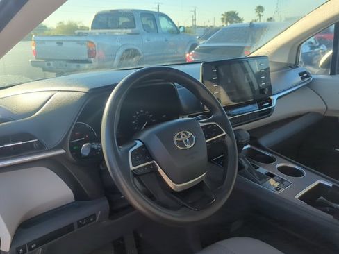 Used 2021 Toyota Sienna LE image 11