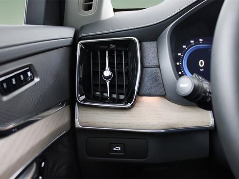 New 2025 Volvo XC90 B6 Core w/ Protection Package image 20