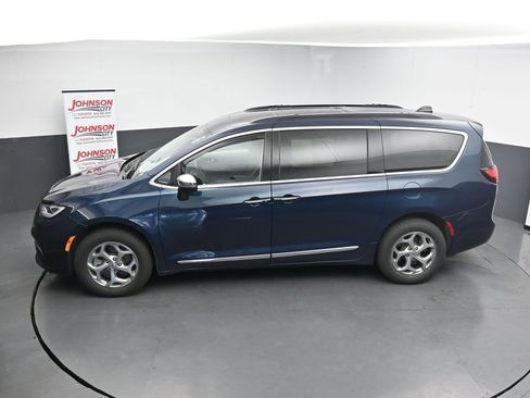 Used 2023 Chrysler Pacifica Limited image 13