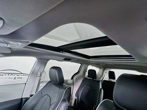 Used 2024 Chrysler Pacifica Limited FWD image 23