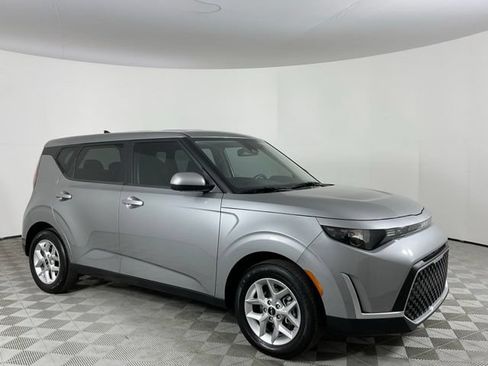 Used 2025 Kia Soul LX w/ LX Technology Package FWD image 3