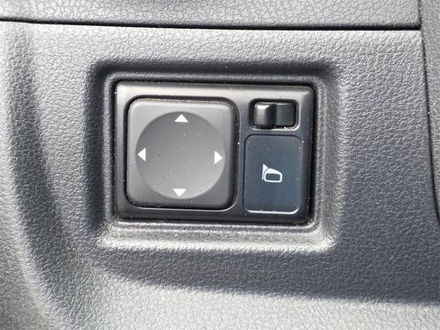 Used 2016 Nissan Versa Note SR image 18