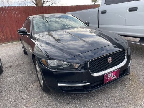 Used 2017 Jaguar XE image 4