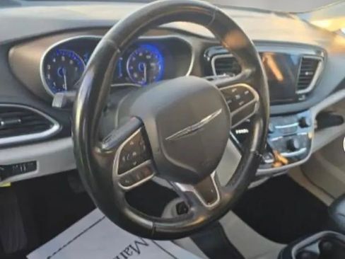 Used 2017 Chrysler Pacifica Touring-L image 6