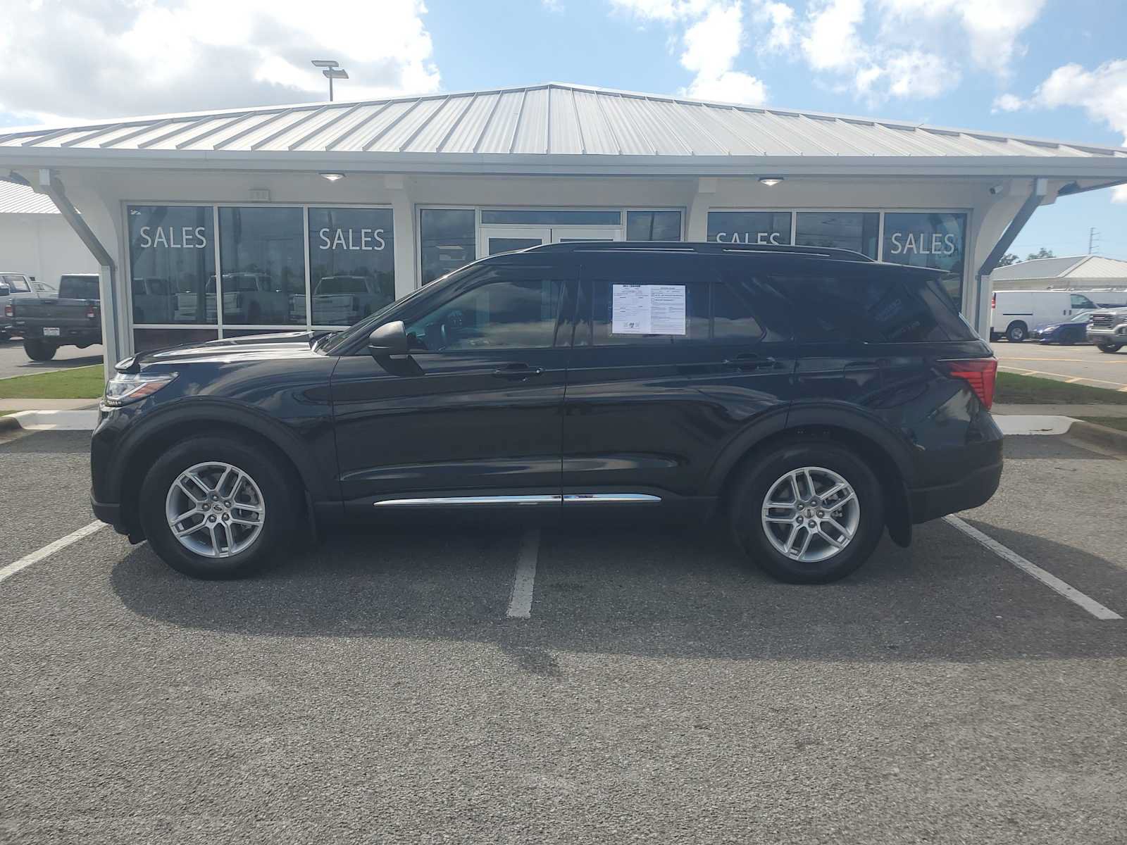 Used 2025 Ford Explorer Active RWD image 2