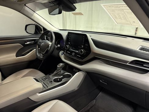 Used 2022 Toyota Highlander XLE image 17