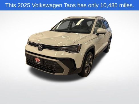 Used 2025 Volkswagen Taos SE AWD/4WD image 1
